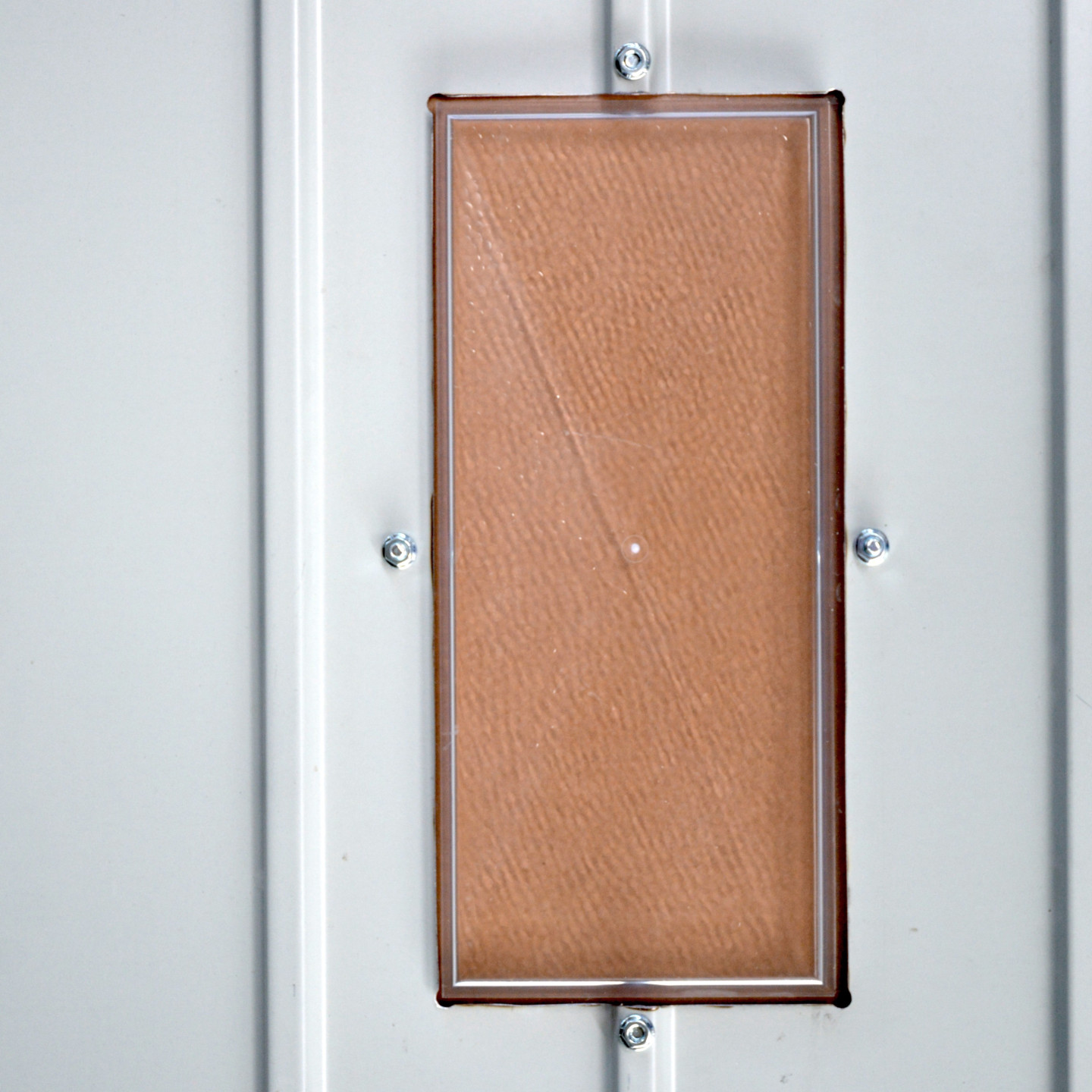 Fixation avec vis M6. Longueur nécessaire variable selon la profondeur des ondes