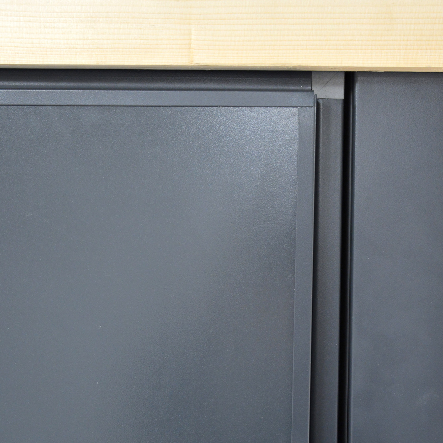 Encadrement thermolaqué dans la couleur des panneaux