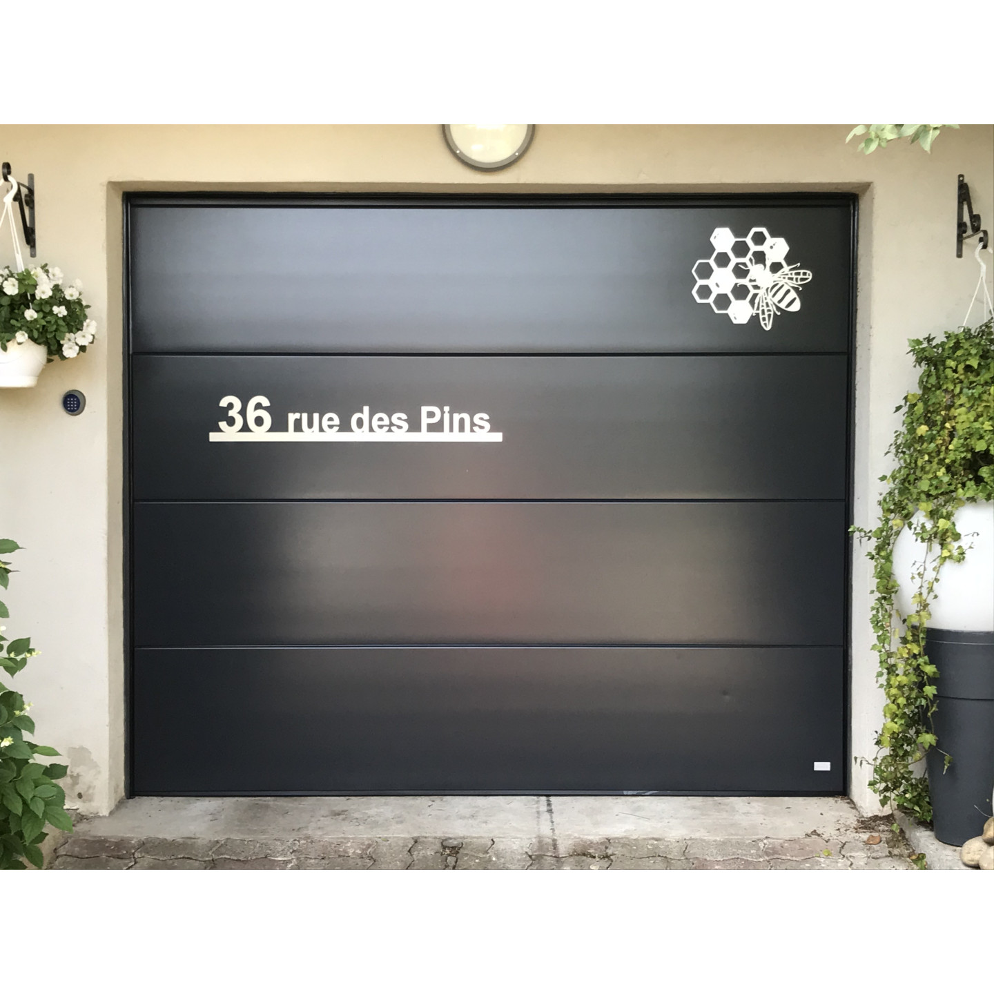Plaque adresse personnalisée sur porte de garage