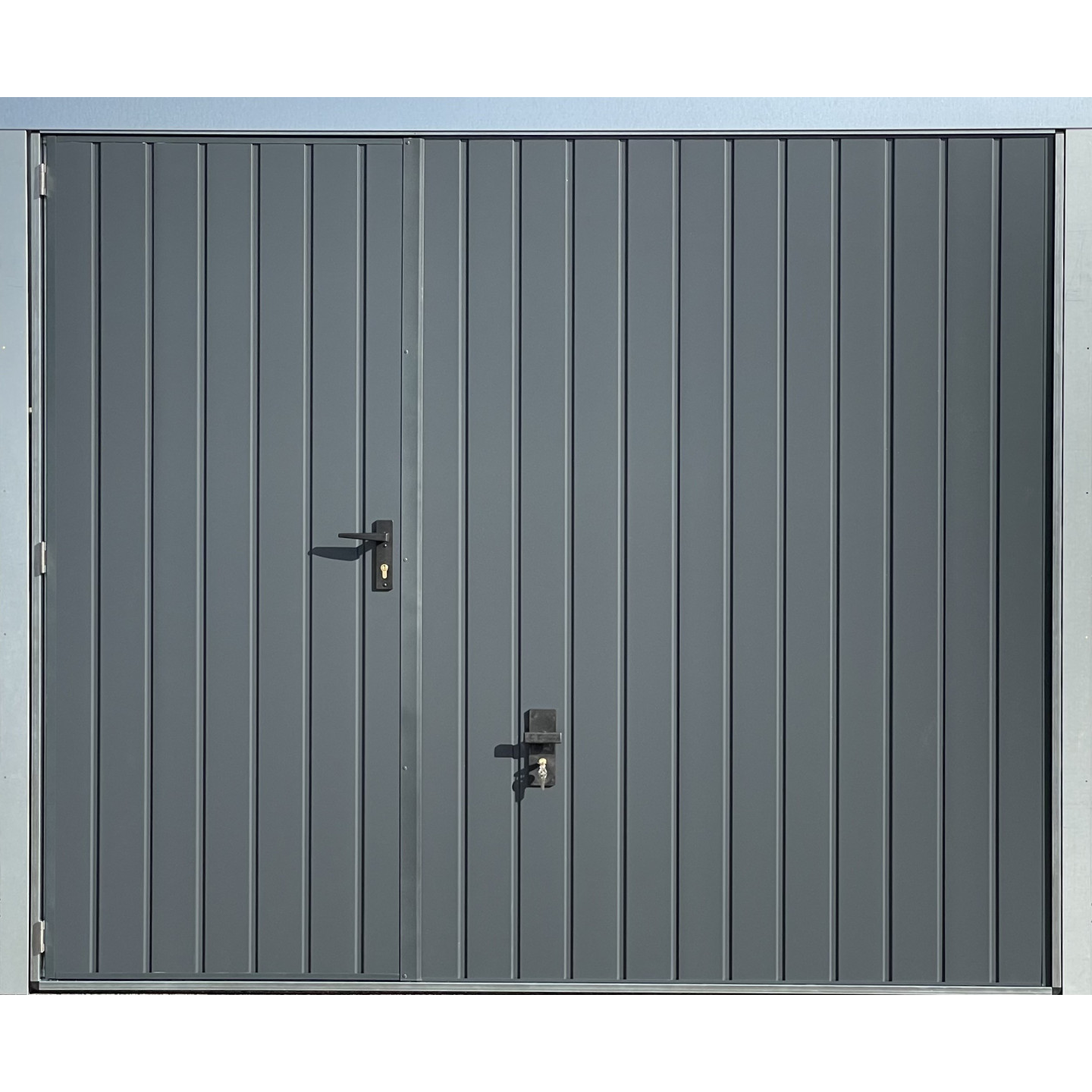 Porte de garage Basculante isolée 20mm à portillon