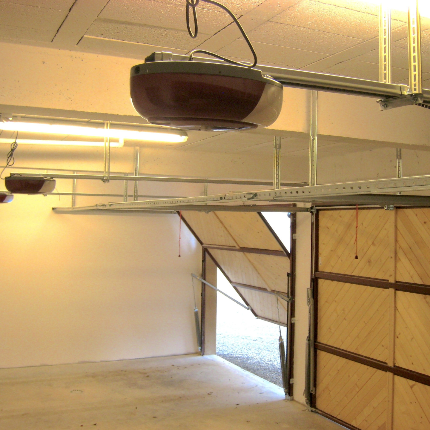 Porte de garage basculante en bois motorisée