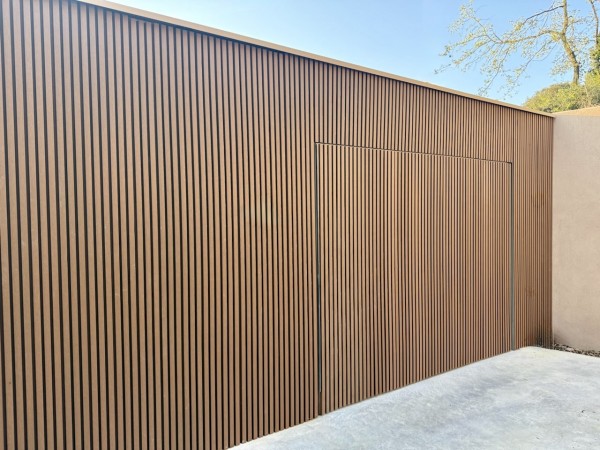 Porte de garage fleur de façade assortie au revêtement mural