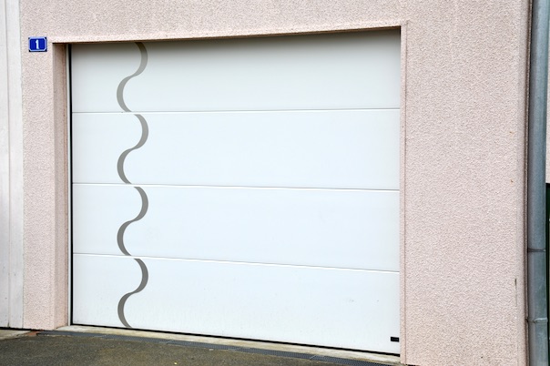 Porte de garage sectionnelle blanche avec décors Ondes S