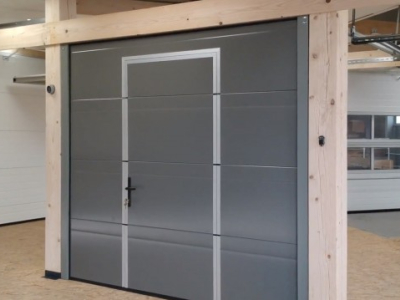 Découvrez notre porte sectionnelle Isola avec Portillon