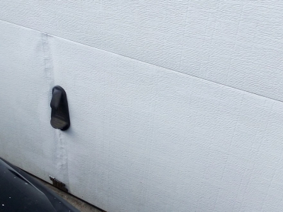 Taches suspectes sur votre porte de garage : pas d’inquiétude !