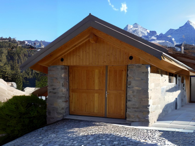 Fabricant de porte de garage en bois : personnalisez votre façade avec élégance