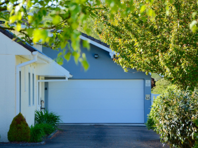Porte de garage double ou deux portes simples : Que choisir pour votre projet ?